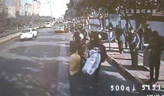 爆料昆明公交车事件视频,惊心动魄的生死瞬间  第2张